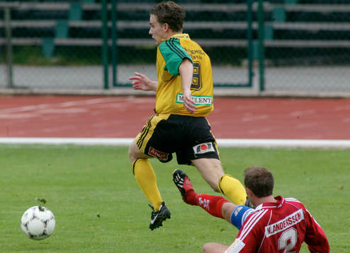 David Eek tacklas bakifrån. Tackling