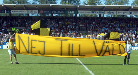 Guliganerna Elfsborgs supportrar, banderoll "Nej till Våld"