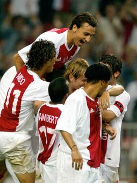 Zlatan Ibrahimovic och de andra i Ajax jublar, jubel