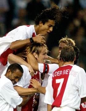 Spelarna i Ajax gratulerar Richard Witschge