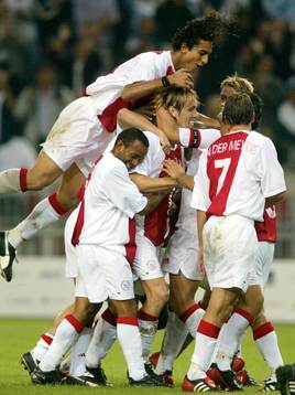 Spelarna i Ajax gratulerar Richard Witschge