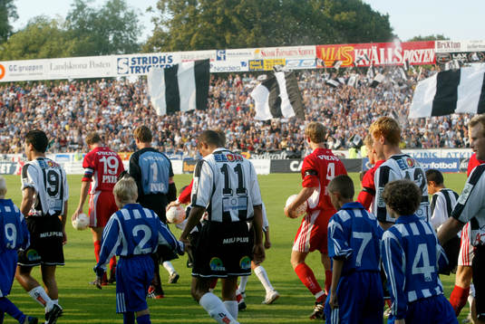 Inmarsch, läktare, flagga, flaggor