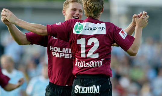 Patrik Jönsson grattar Mikael Ström, Norrköping. Jubel.