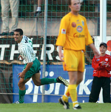 Tvåmålsskytten Arash Talebinejad jublar och