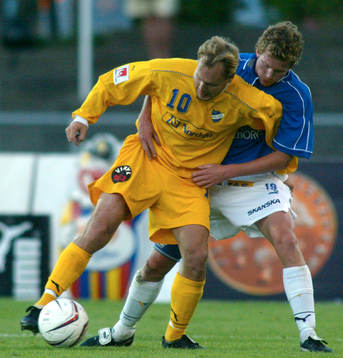 Magnus Eriksson omfamnas av Andreas Olsson