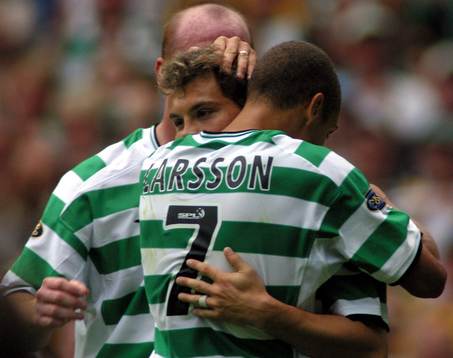 Henrik Larsson, Celtic gratuleras av Petrov