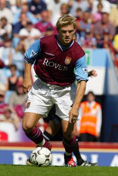 Marcus Allbäck, Aston Villa, driver bollen