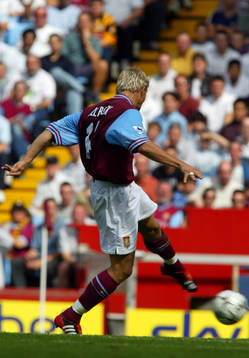 Marcus Allbäck, Aston Villa, drar iväg ett skott som är