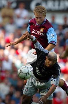 Olof Mellberg i tuff nickduell med El-Hadji Diouf