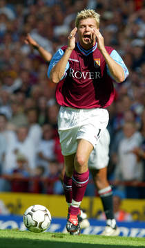 Marcus Allbäck, Aston Villa, svär över en missad