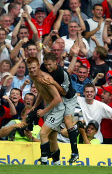 Michael Owen gratulerar John Arne Riise för 0-1-målet