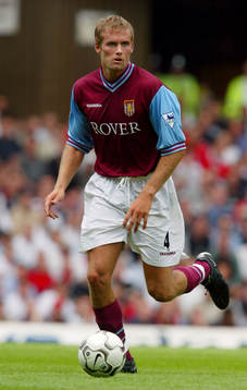 Olof Mellberg, Aston Villa, driver bollen