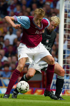 Peter Crouch fintar bort Stephane Henchoz