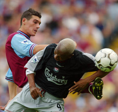 Gareth Barry och El-Hadji Diouf i närkamp