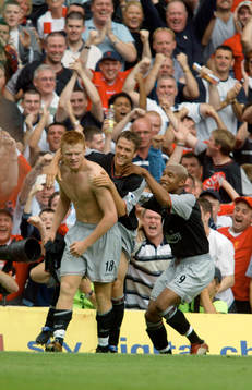 John Arne Riise gratuleras av Michael Owen och El-Hadji