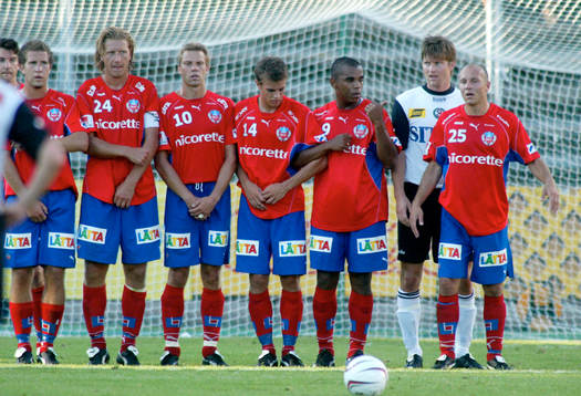 Mur, försvarsmur, Alvaro Santos pekar, ta hand om Johan