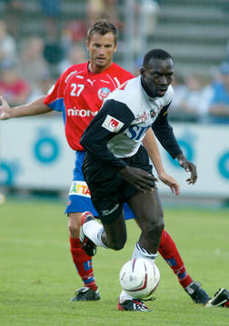 Paul Oyuga mot Kenneth Rasmussen