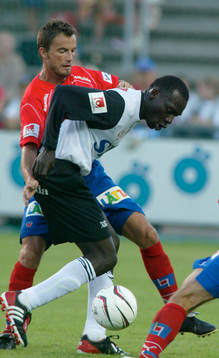 Paul Oyuga trycks i ryggen av Kenneth Rasmussen