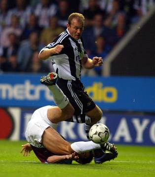 Alan Shearer rundar en fallen back