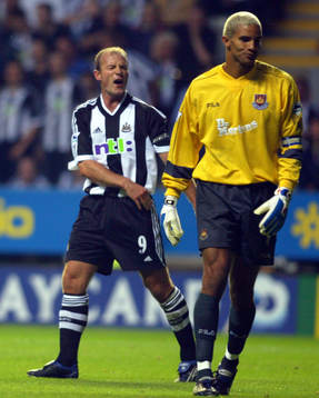 Alan Shearer, Newcastle och David James, West Ham
