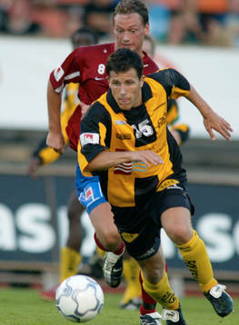 Tobias Hysén jagas av Patrik Karlsson