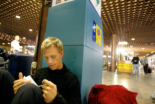 Mattias Asper läser en bok. Han fick vänta på sina