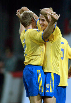 Olfo Mellberg gratulerar målskytten Zlatan Ibrahimovic,