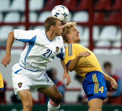 Johan Mjällby, Sverige i en luftduell med Denis Popov,