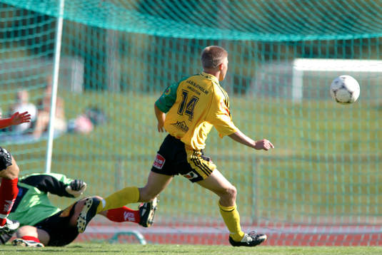 Mattias Andersson helt fri med målvakten. Friläge.