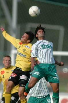 Fernando Fuentes i nickduell med Mjällbys Peter