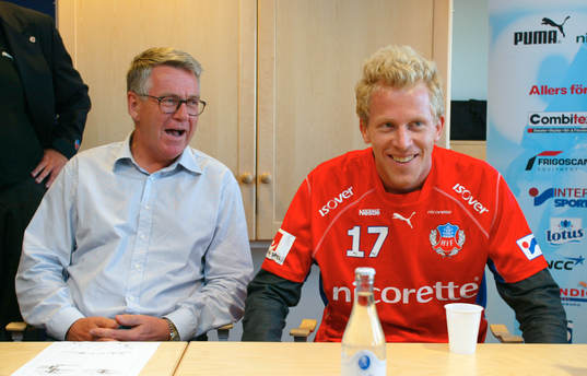 Nyförvärvet Gustaf Andersson bredvid HIF:s ordförande