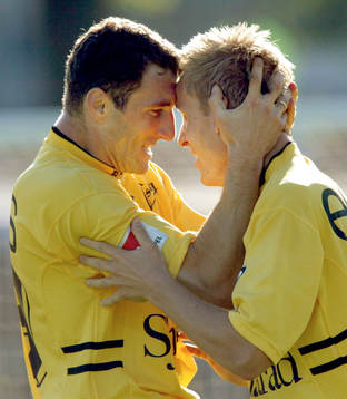 Andreas Klarström gratuleras av Jurica Siljanoski, Elfsborg