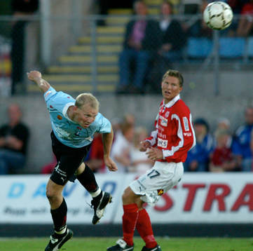 Jörgen Ohlsson nickar framför Christer Persson