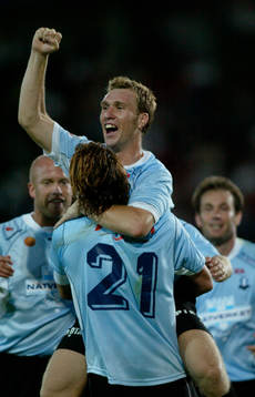 Niklas Skoog, Malmö FF,  hoppar upp i famnen. Jubel.