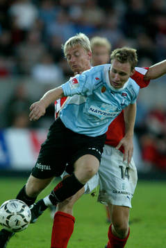 Niklas Skoog trycks i ryggen av Patrik Rosengren