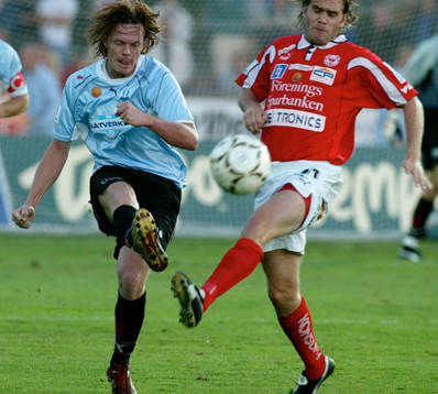 Andreas Yngvesson skjuter, Lasse Johansson försöker