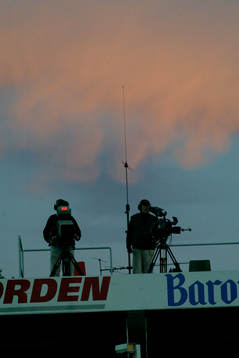 TV-fotografer filmar allsvensk match. Mast