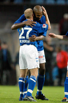 Pascal  Simpson och Magnus Svensson, Halmstad, kramas