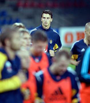 Zlatan Ibrahimovic höger sig från mängden