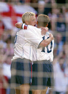Alan Smith och Michael Owen jublar