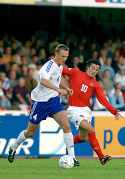 Sami Hyypiä, Finland och Simon Davies, Wales