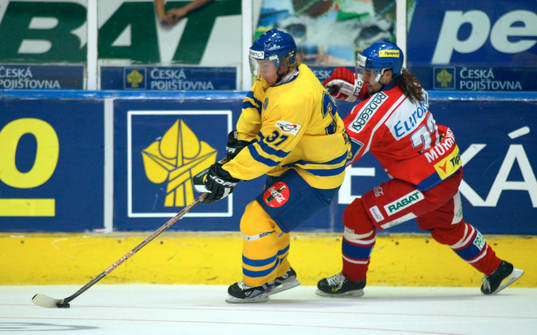 Per Bäcker driver upp pucken förbi en tjeck