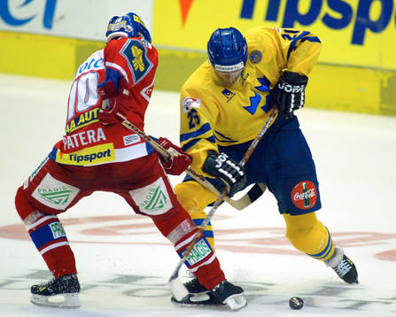 Jonas Rönnqvist kämpar till sig pucken från Pavel Patera