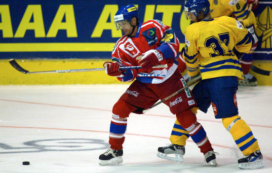 Pär Bäcker blir av med pucken