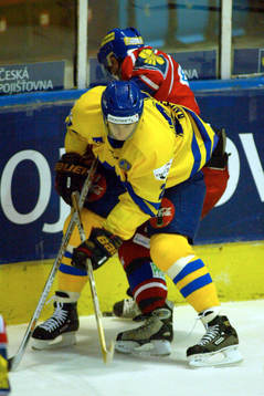 Debutanten Niklas Anger brottas om pucken