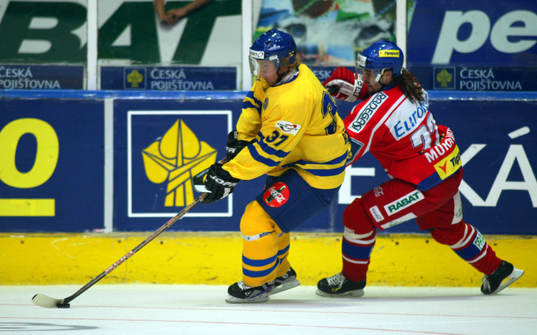 Per Bäcker driver upp pucken förbi en tjeck