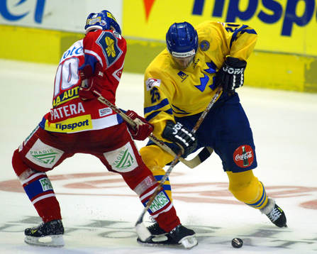 Jonas Rönnqvist kämpar till sig pucken från Pavel Patera