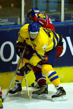 Debutanten Niklas Anger brottas om pucken