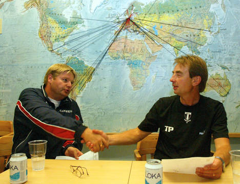 Peter Swärdh, tränare Helsingborg gratuleras av Tom