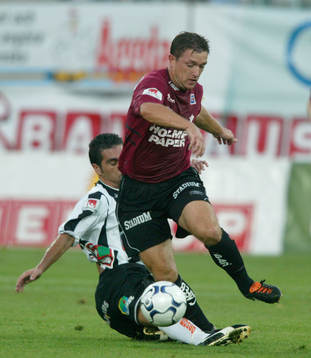Mikael Blomberg glidtacklas av Gabriel Ucar. Glidtackling